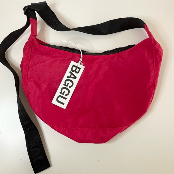 NWT BAGGU Medium Nylon Crescent Bag - Candy Apple - Picture 3 of 13